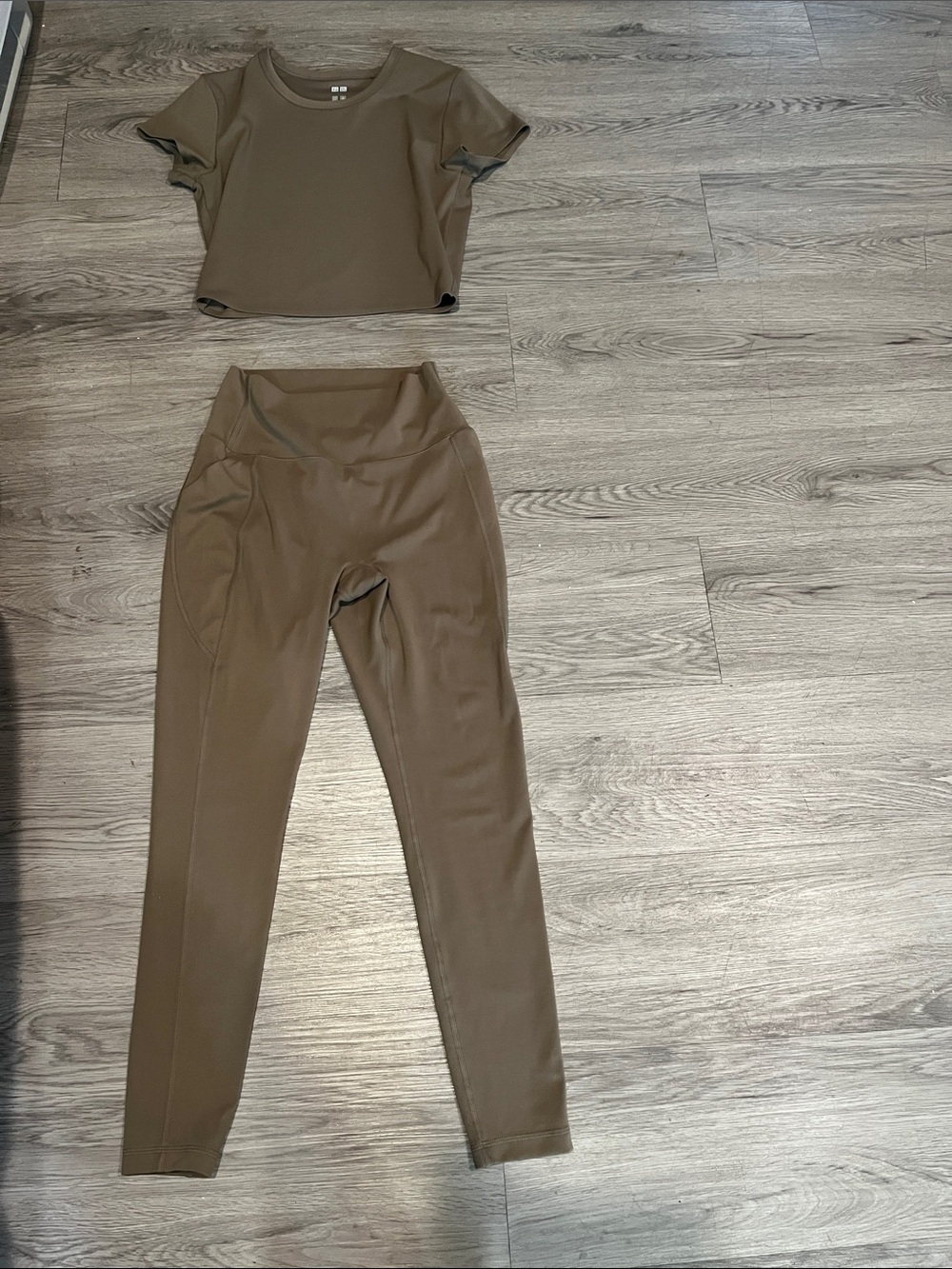 Uniqlo Brown Cropped Tee & High-Waist Leggings Set - Picture 4 of 5